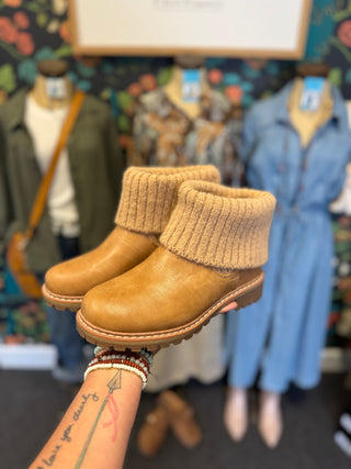 Caramel Quiver Boots