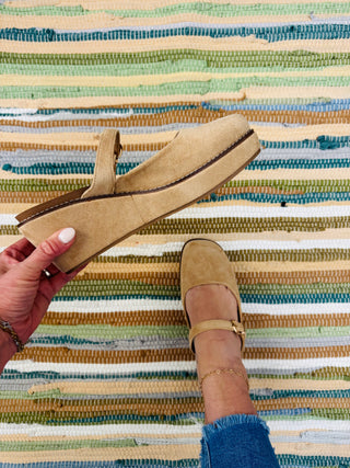 Camel Me Time Wedge